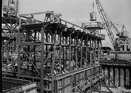 Evergreen Point Bridge pontoons under construction, Seattle, May 1961.
Courtesy Museum of History & Industry.